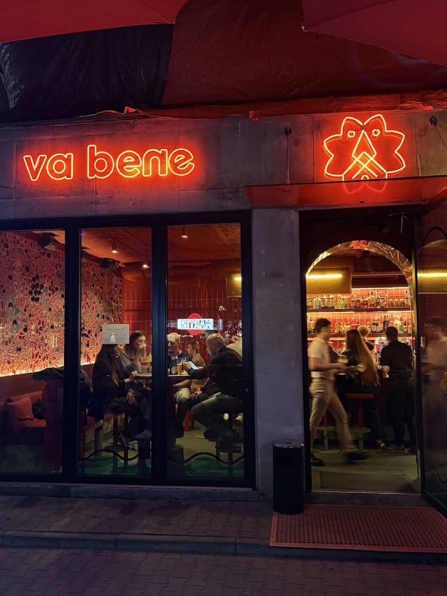 Neon skrzydlatego lwa i świecąca mozaikowa ściana z weneckiego szkła przy wejściu do baru
